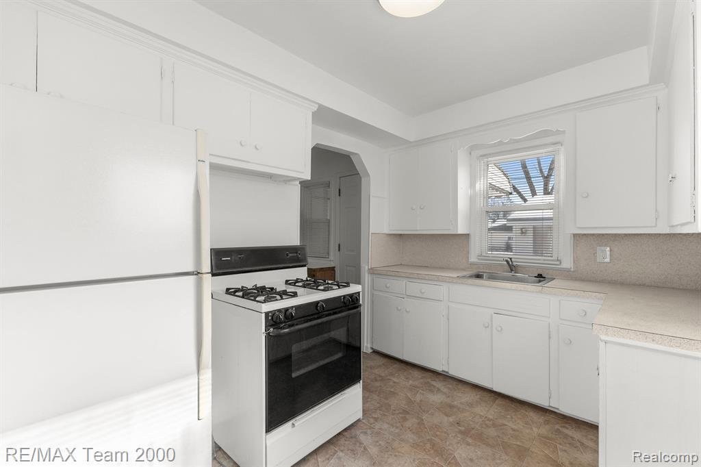 5876 KINMORE Street, Dearborn Heights, MI 48127 — Photo 10