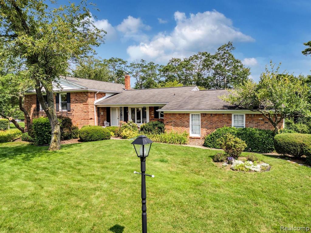 530 WHITEHALL Road, Bloomfield Hills, MI 48304 — Photo 54