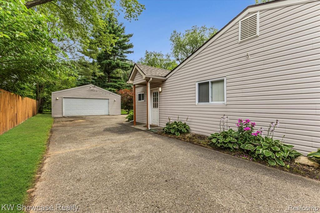964 Daffodil Drive, Waterford, MI 48327 — Photo 5