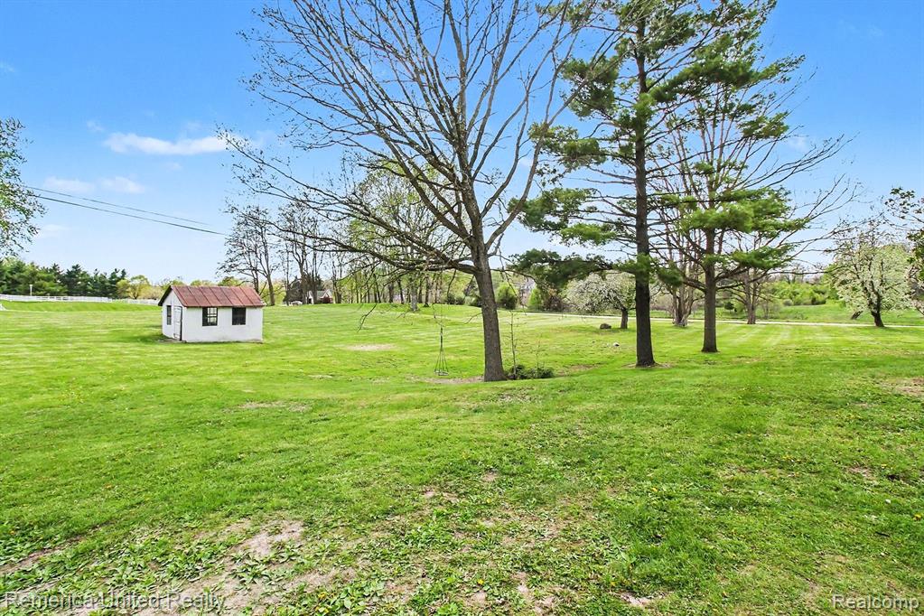 525 W Buno Road, Milford, MI 48381 — Photo 6