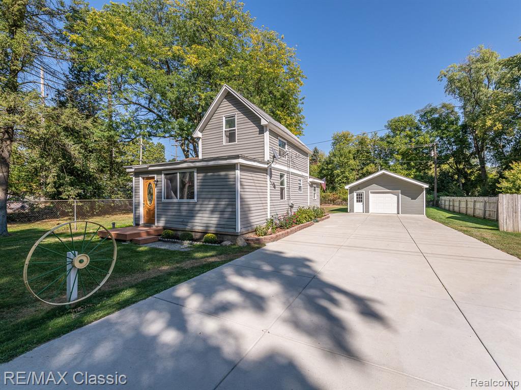 9156 Elizabeth Street, Whitmore Lake, MI 48189 — front exterior