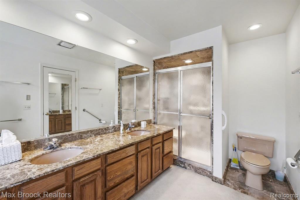 23745 Ravineview Court, Bingham Farms, MI 48025 — Photo 19