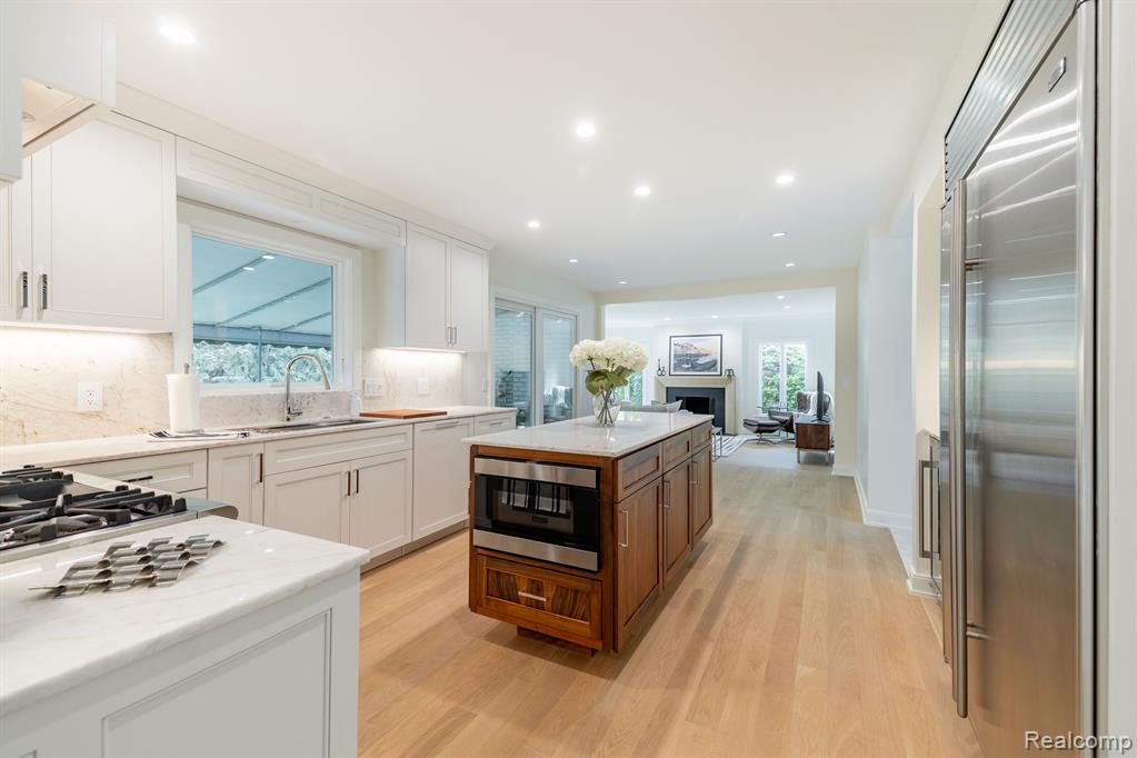 655 CANTERBURY Road, Grosse Pointe Woods, MI 48236 — Photo 15