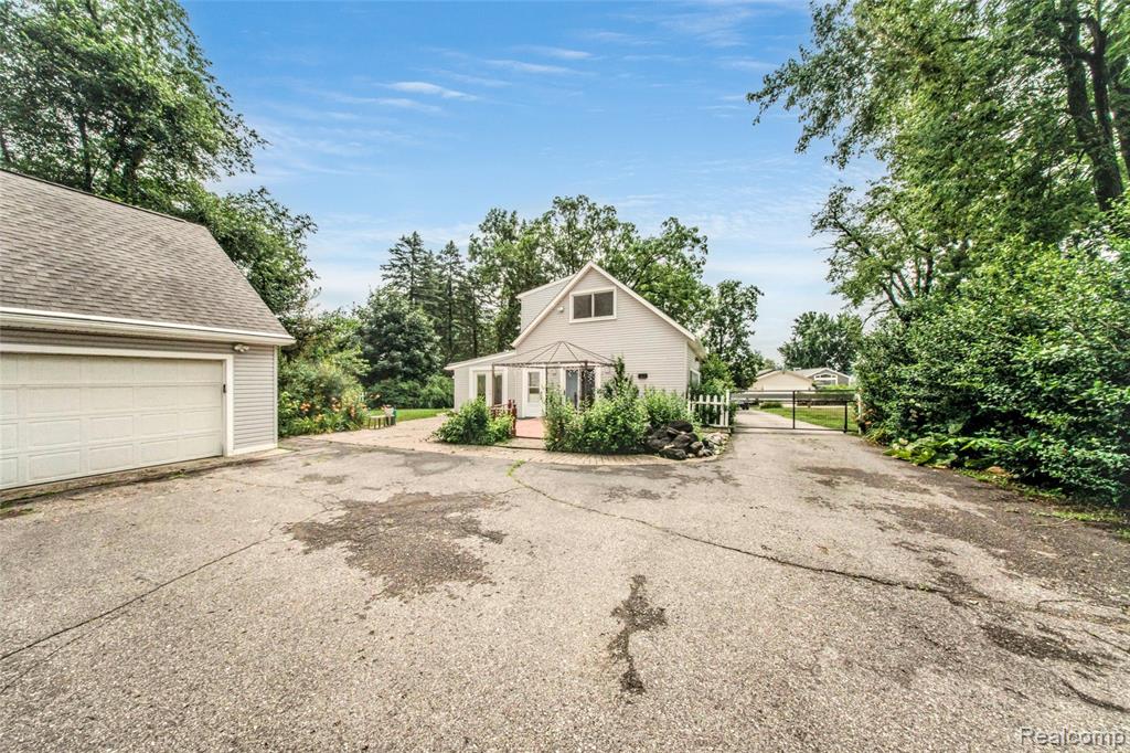 9042 Gale Road, White Lake, MI — Photo 12