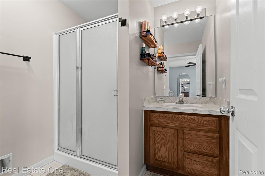 6581 WEDGEWOOD Court, Waterford, MI 48327 — Photo 14