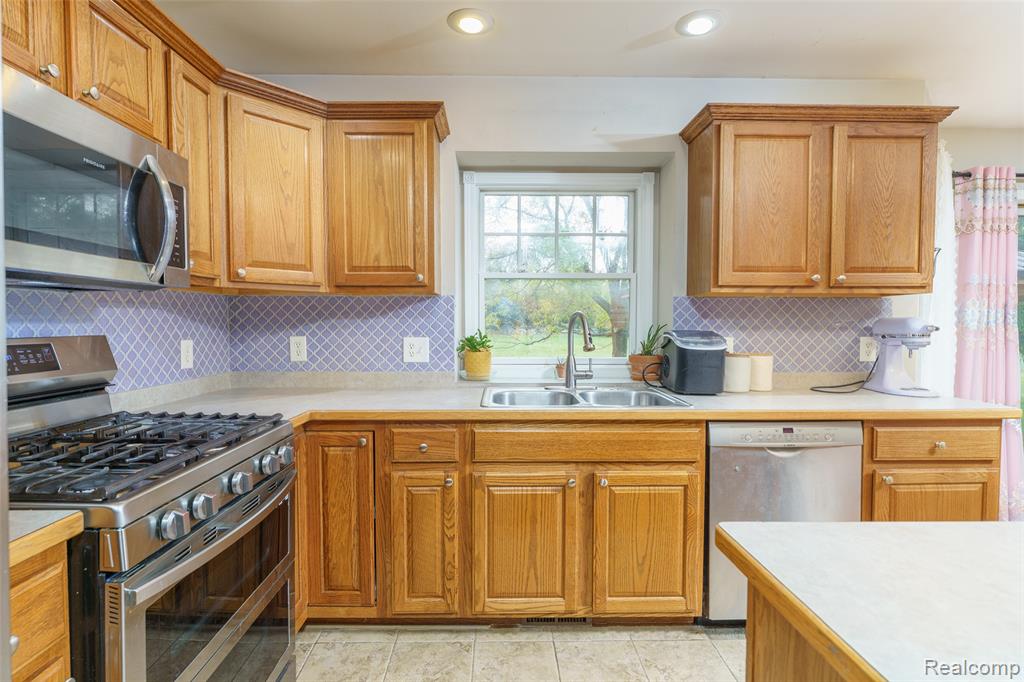 10887 Mackinaw Trail, Fowlerville, MI 48836 — Photo 6