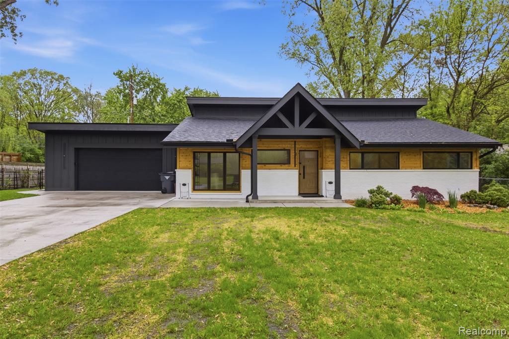 130 McKinley Drive, Troy, MI 48098