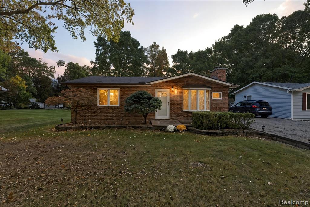 1560 Odette, Hartland, MI 48353 — front exterior