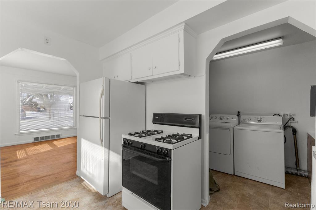 5876 KINMORE Street, Dearborn Heights, MI 48127 — Photo 13
