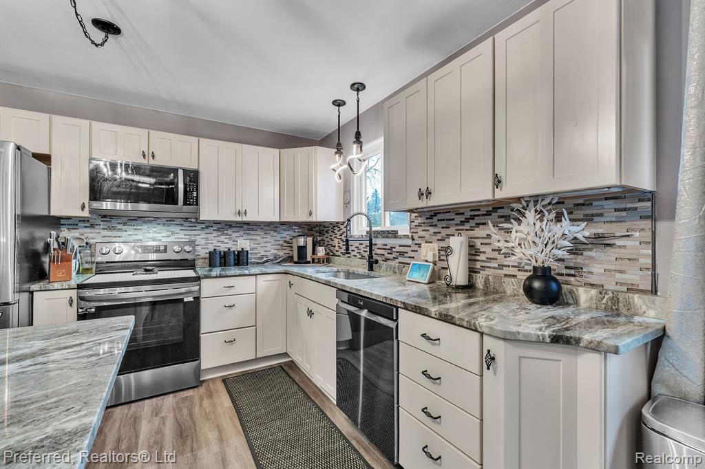 8680 WAR BONNET Drive, Commerce Twp, MI 48382 — Photo 16