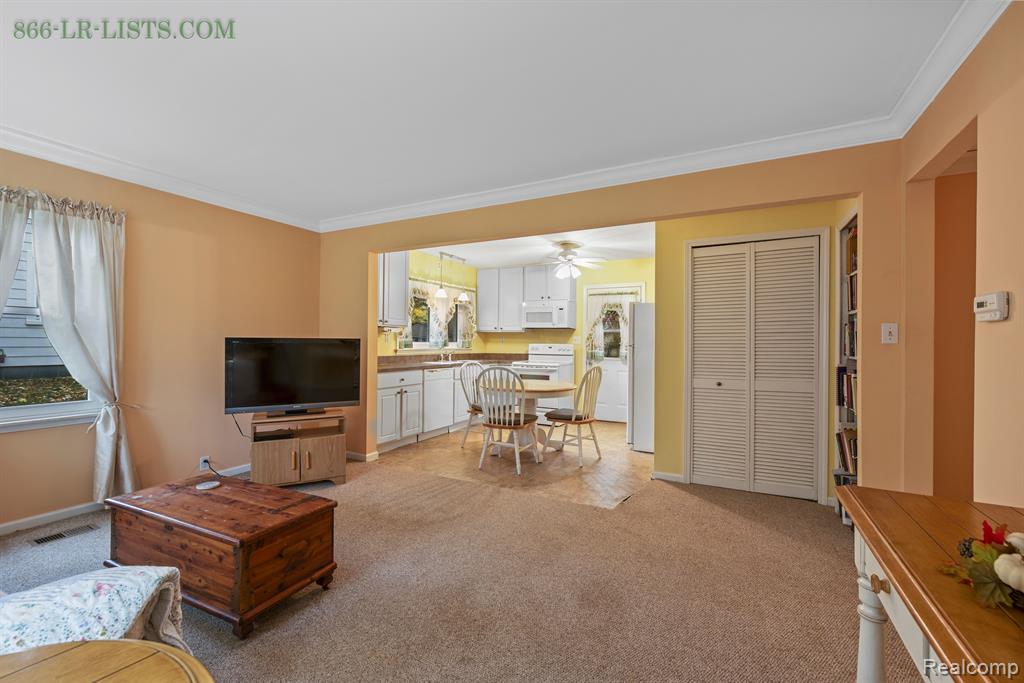 566 BAGLEY Street, Lake Orion, MI 48362 — Photo 7
