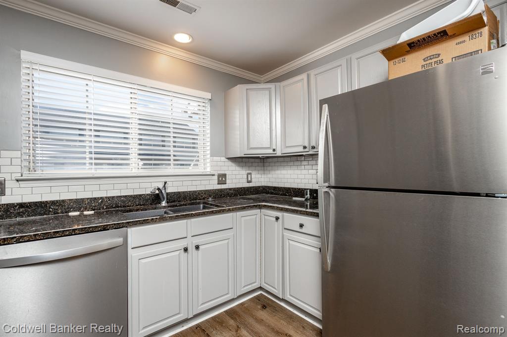 29427 Glen Oaks Boulevard E, Farmington Hills, MI 48334 — Photo 13