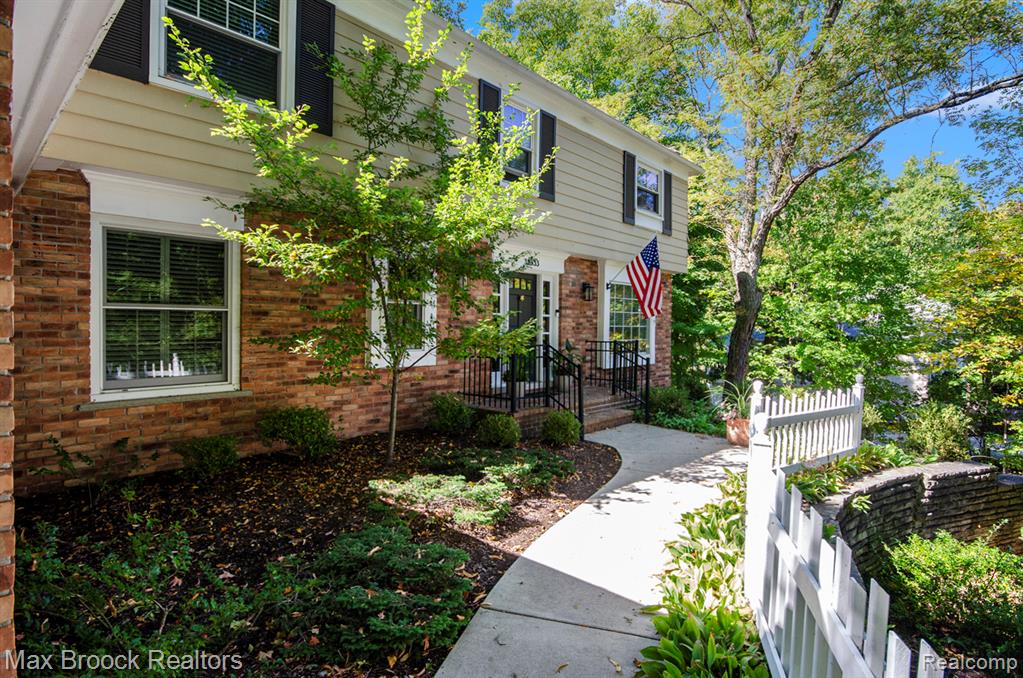 32533 Robinhood Drive, Beverly Hills, MI 48025 — Photo 2