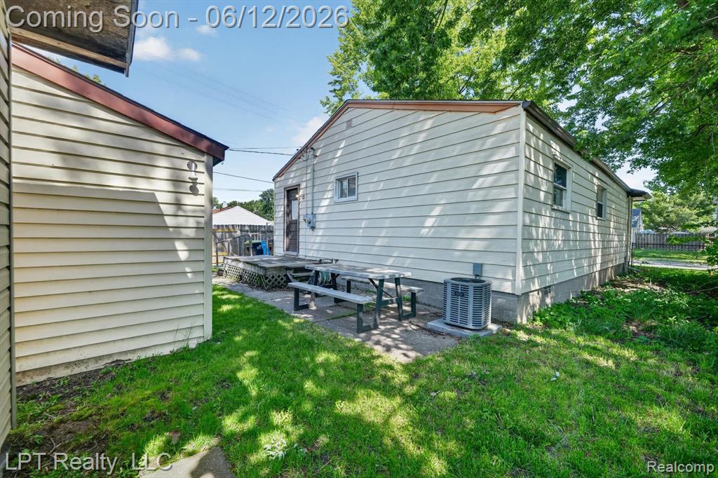806 E Barrett Avenue, Madison Heights, MI 48071 — Photo 31