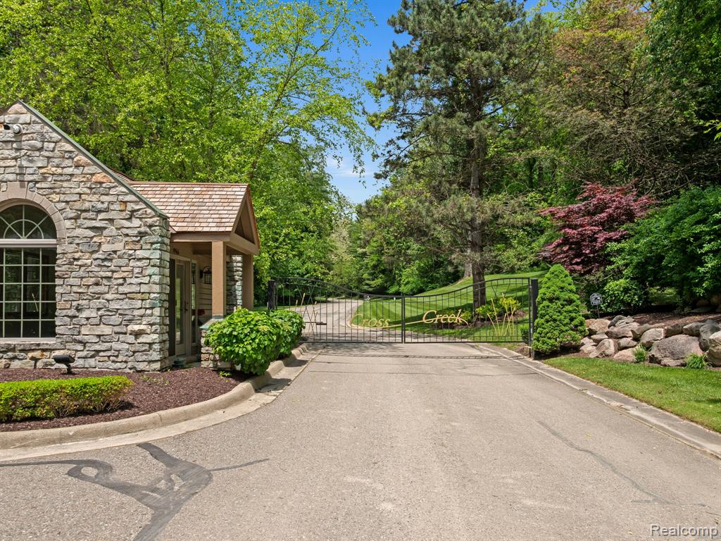9970 S CROSS CREEK Drive W, South Lyon, MI 48178 — Photo 2