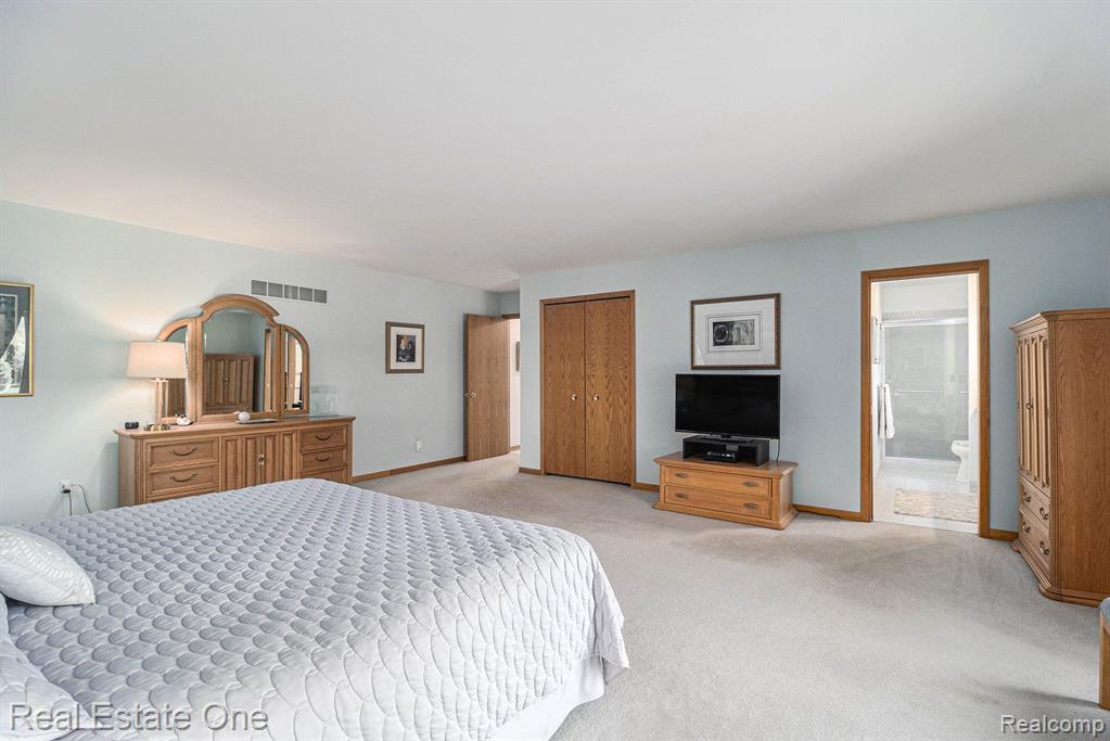 8323 FAWN VALLEY Drive, Clarkston, MI 48348 — Photo 17