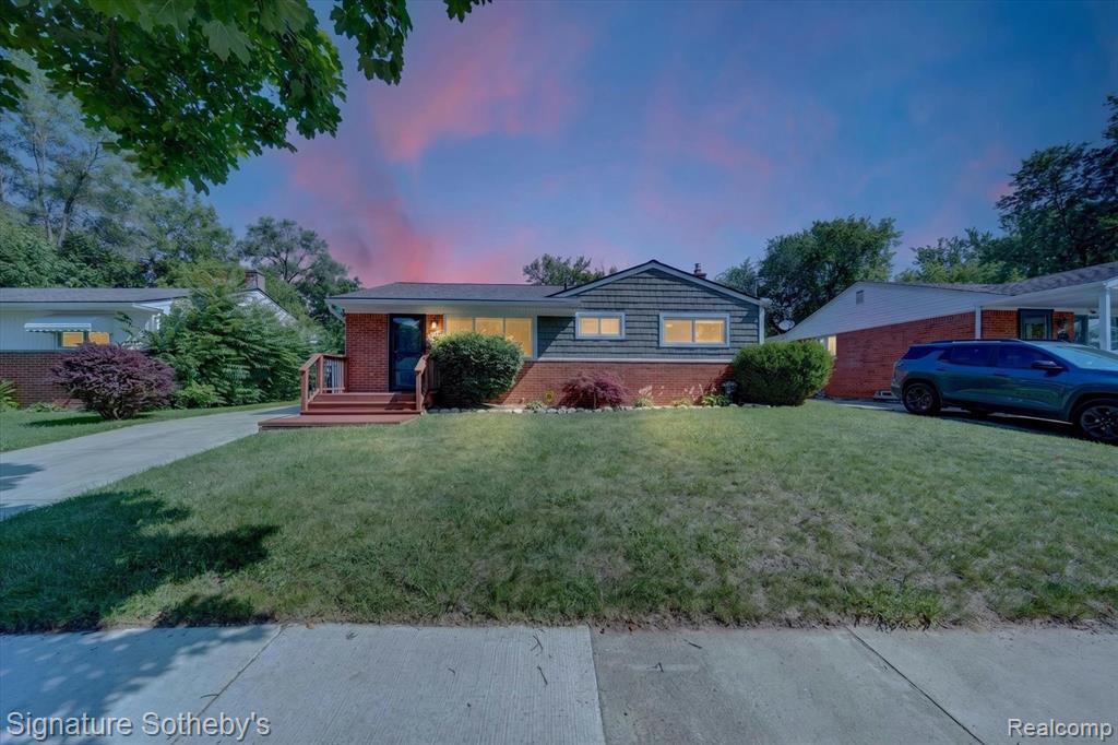 300 W Yale Avenue, Pontiac, MI 48340