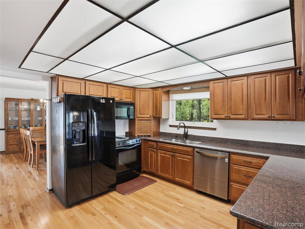 5800 Naneva Court, West Bloomfield, MI — Photo 10