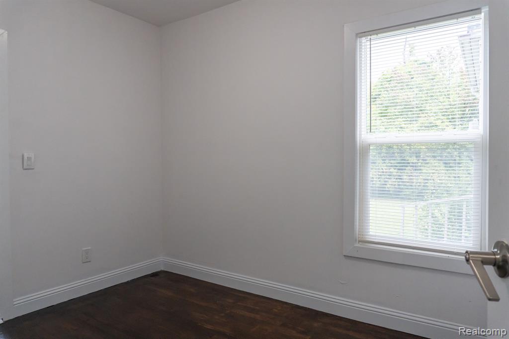 3927 SAINT CLAIR Street, Detroit, MI 48214 — Photo 9