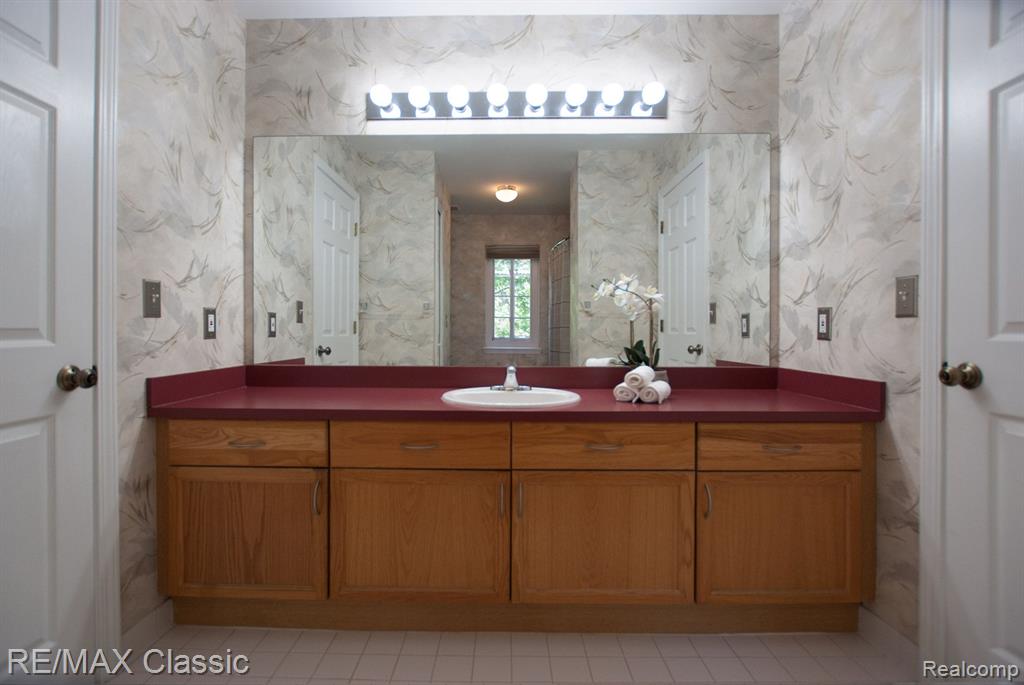 587 Winwood Circle, 20, Walled Lake, MI 48390 — Photo 25