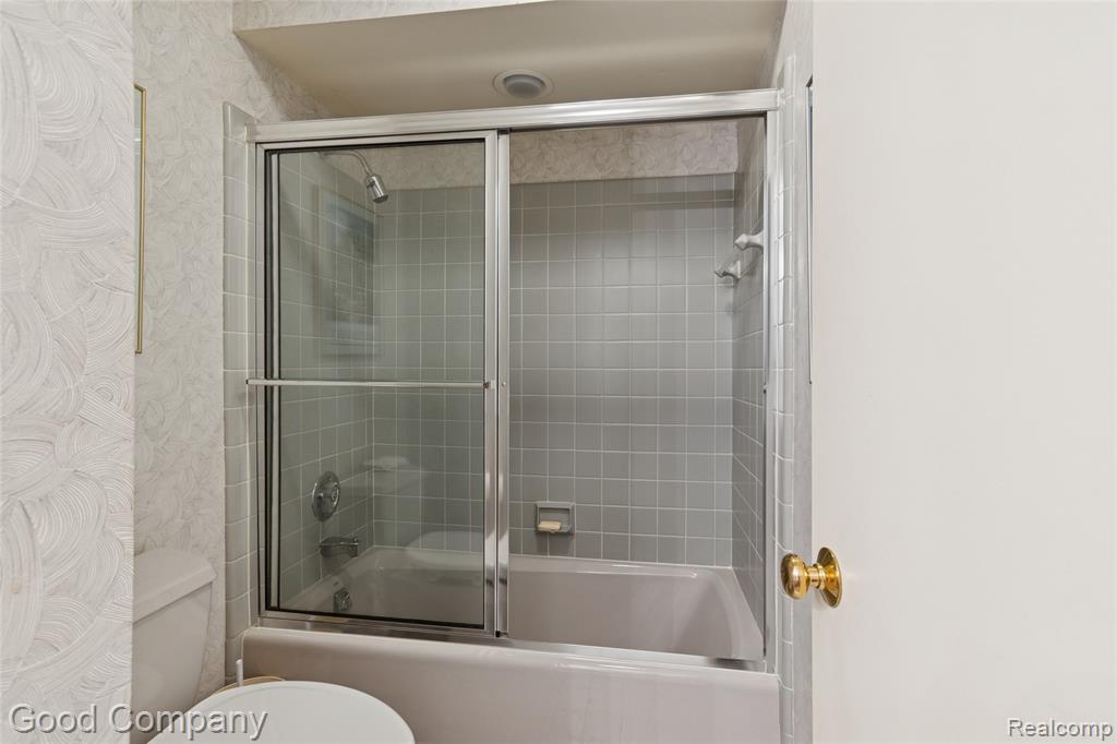 5104 Woodcliff Hill Road W, West Bloomfield, MI 48323 — Photo 38