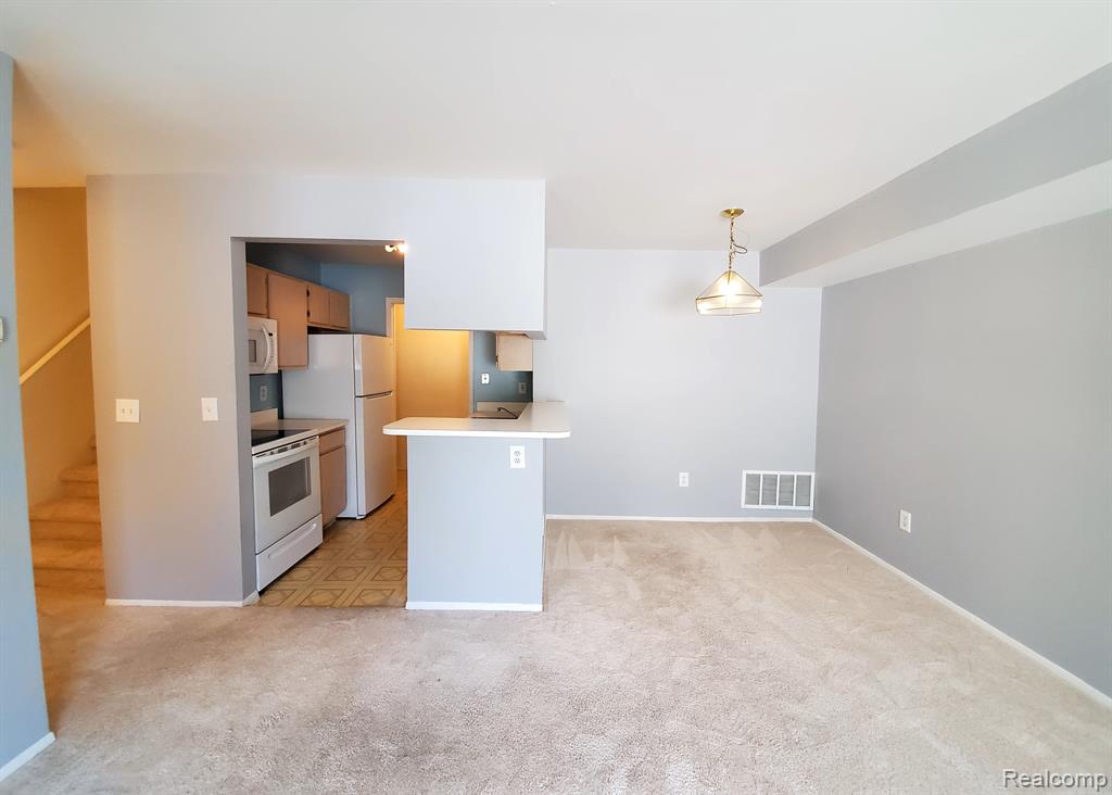 30346 NANTUCKET Drive, Farmington Hills, MI 48336 — Photo 8