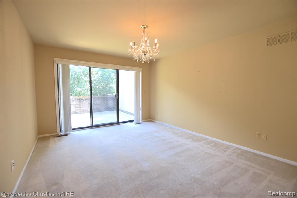 1752 S HILL Boulevard, Bloomfield Hills, MI 48304 — Photo 18
