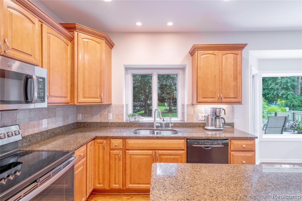 4230 Pavilion Court, Fenton, MI 48430 — Photo 15