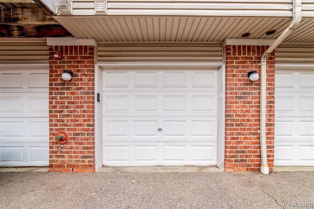 17026 FARMINGTON Road, Livonia, MI 48154 — Photo 33