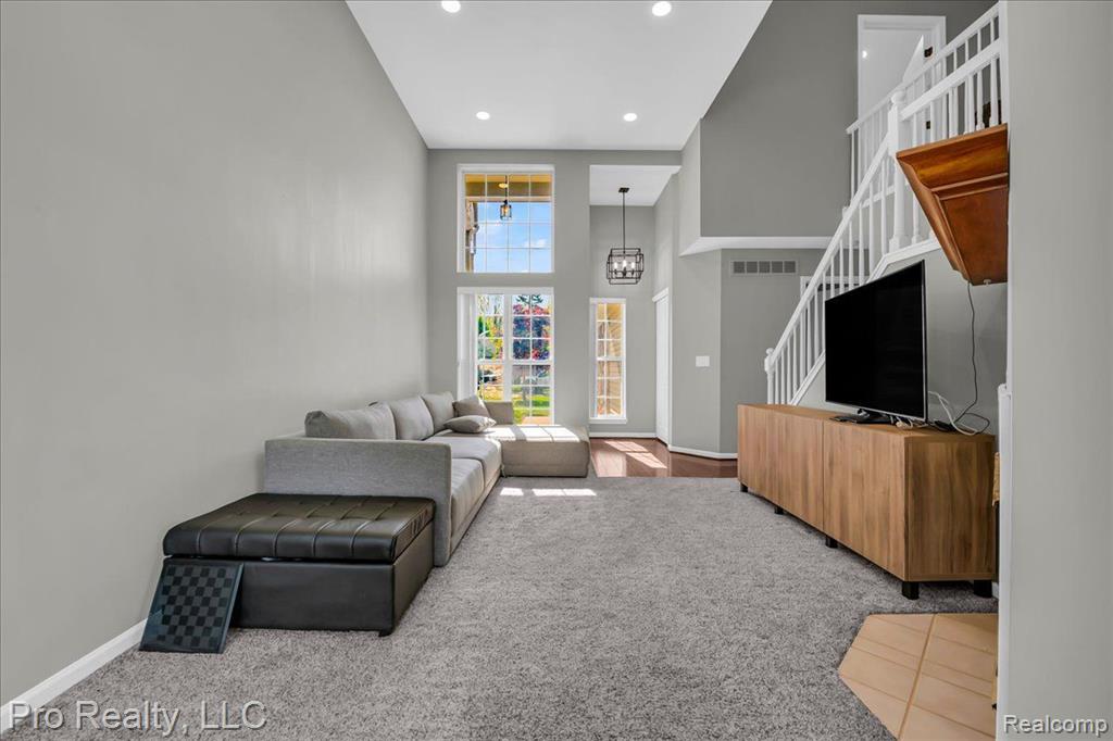 863 CALPERNIA, Wixom, MI 48393 — Photo 4