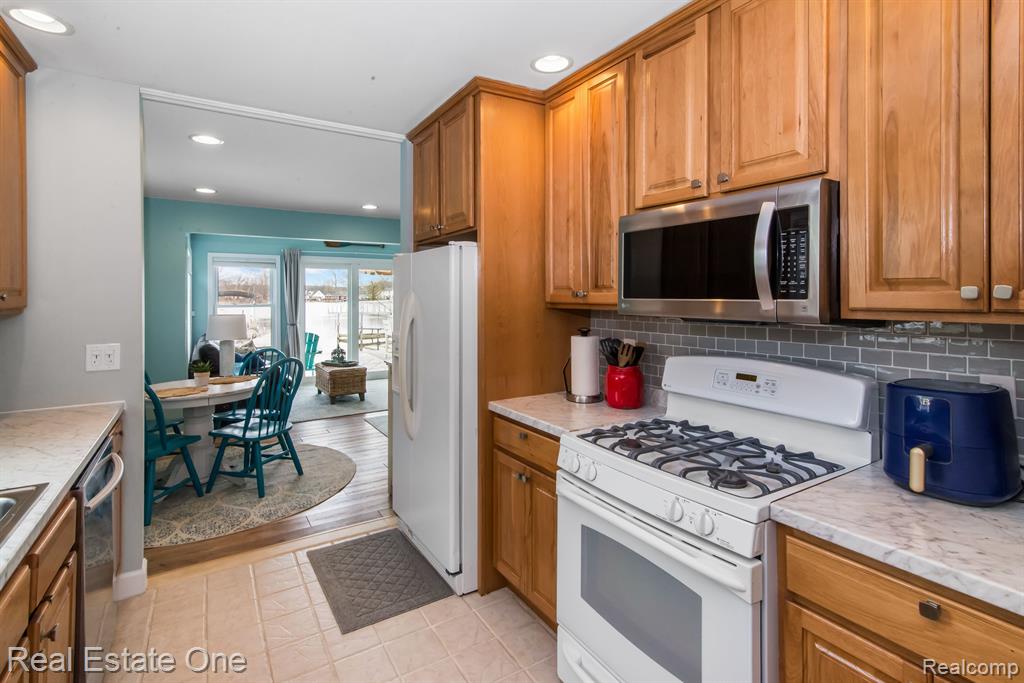 8831 Lagoon Drive, Brighton, MI 48116 — Photo 16