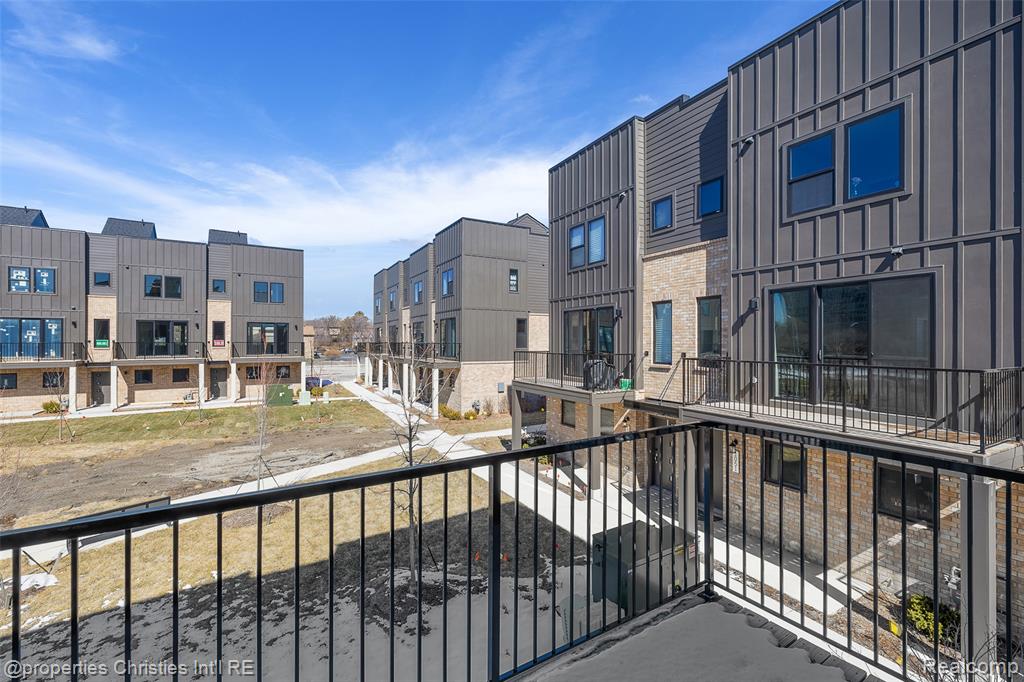 1041 HAMPTON Circle