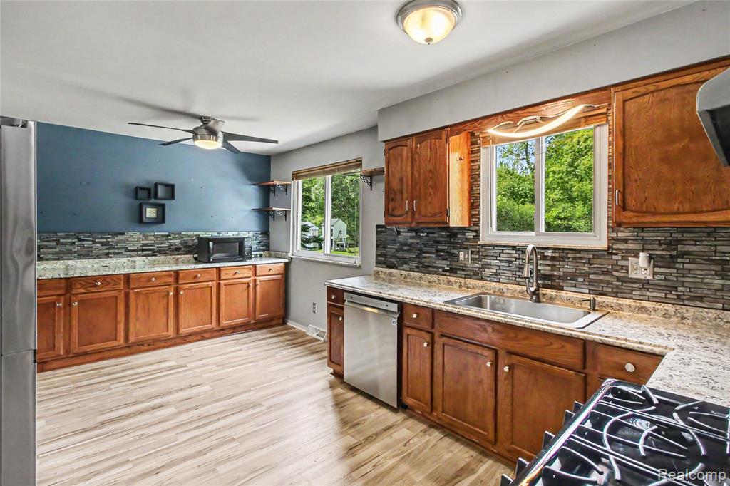 829 Holly Bush Drive, Holly, MI 48442 — Photo 10