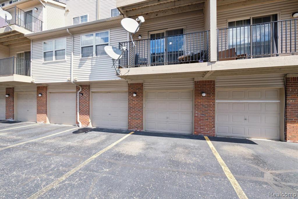 29265 GLEN OAKS Boulevard E, Farmington Hills, MI 48334 — Photo 24