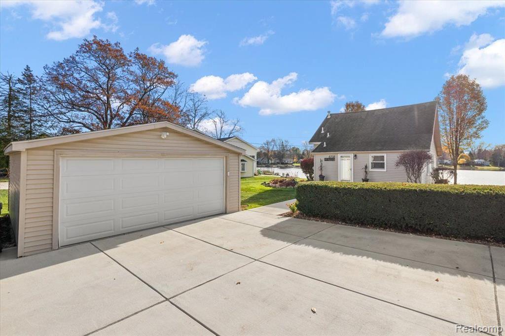6738 GRAND BEACH Drive, Brighton, MI 48114 — Photo 5
