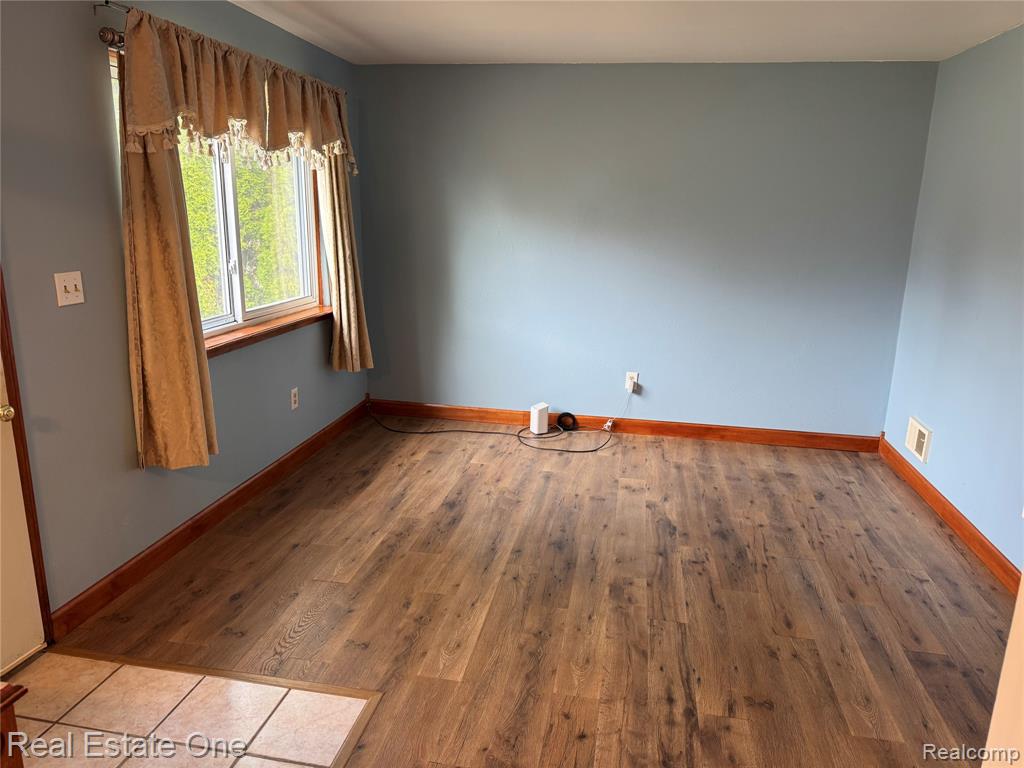 4025 Cresthaven Drive, Waterford, MI 48328 — Photo 9