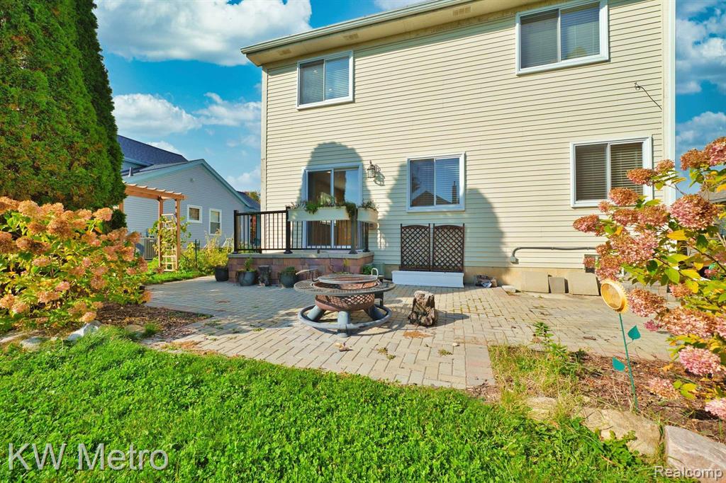 8590 BARRINGTON Drive, Ypsilanti, MI 48198 — Photo 10