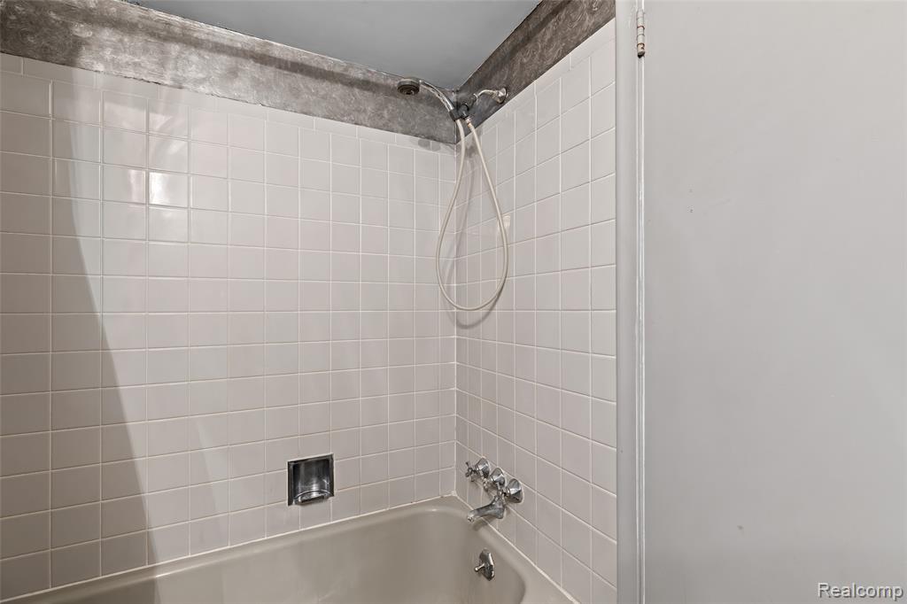 7275 Merrybrook, West Bloomfield, MI — Photo 22