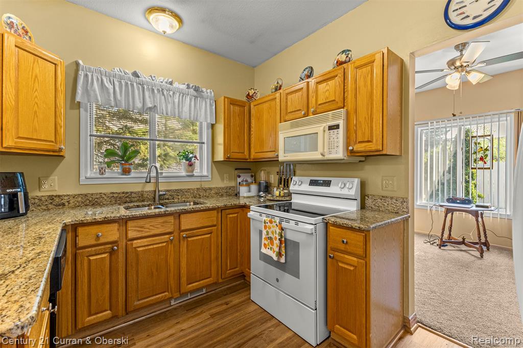 698 Ravencrest Lane, Westland, MI — Photo 9