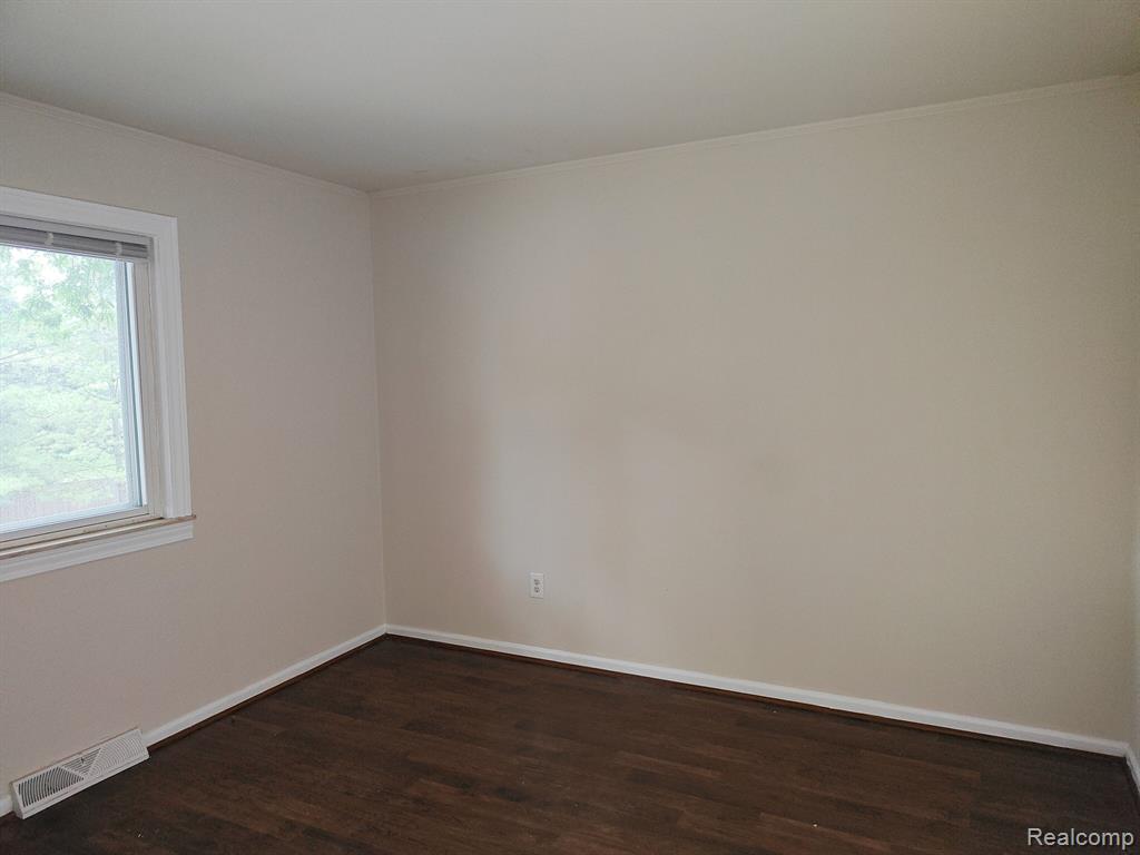 472 ROBBE Avenue, Belleville, MI 48111 — Photo 9