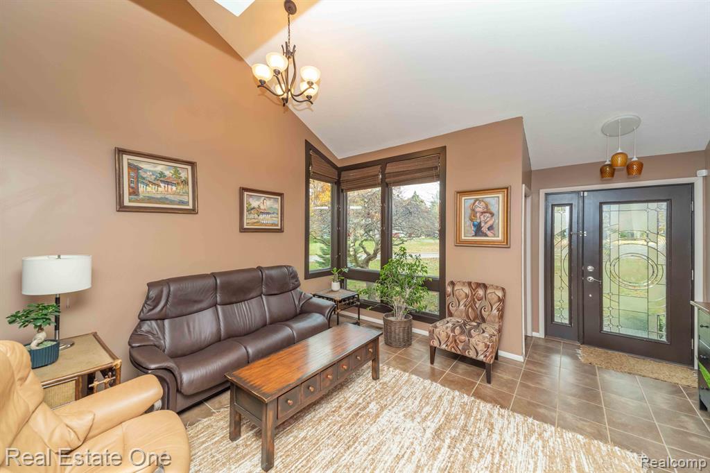8260 ENGLEWOOD Drive, Clarkston, MI — Photo 21