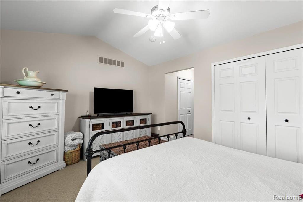 819 WOODHAVEN Drive, Commerce Twp, MI 48390 — Photo 18