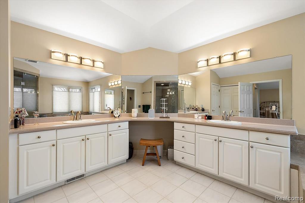 7108 Branford Court, West Bloomfield, MI — Photo 36