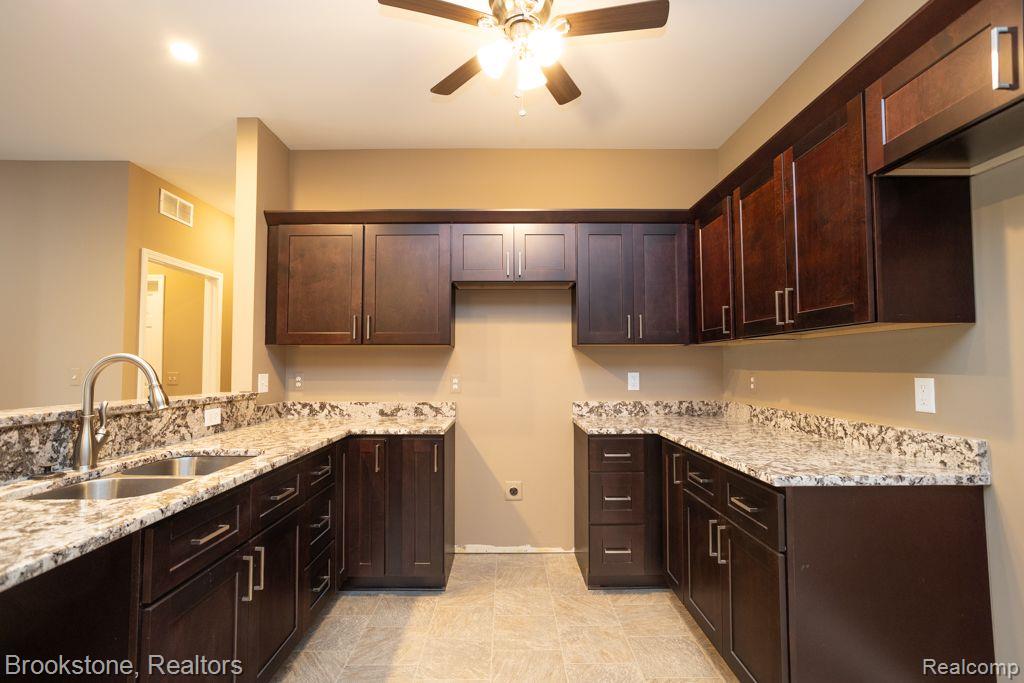 5829 TWIN OAKS Drive, Sterling Heights, MI 48314 — Photo 8
