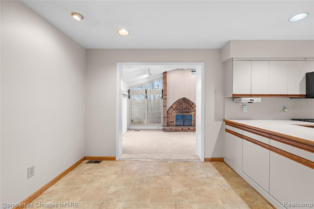 7479 Carrousel Boulevard, Westland, MI — Photo 25