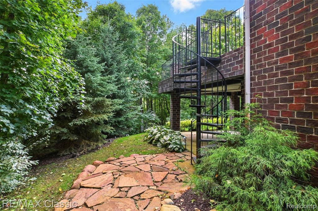 8033 Pine Ridge Court, Northville, MI 48168 — Photo 35
