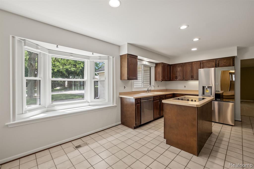 663 Lake Forest Road, Troy, MI 48309 — Photo 15