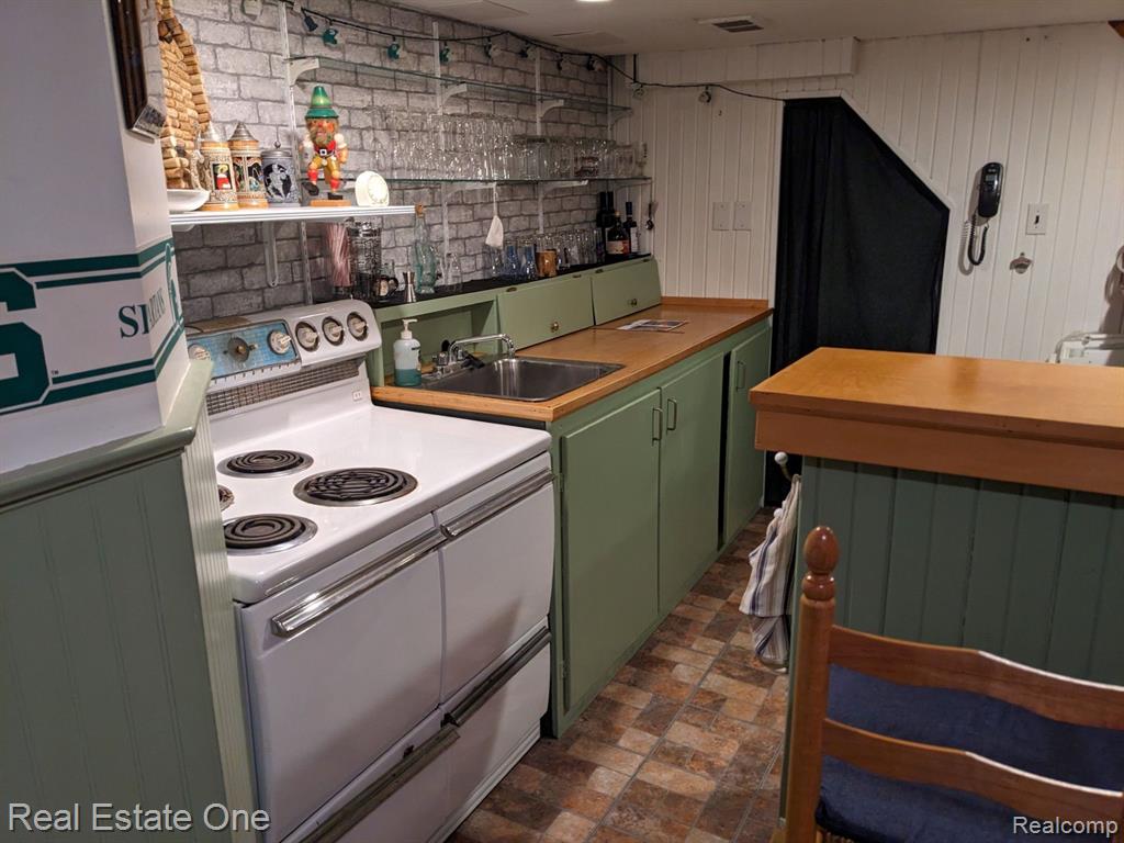 921 MAYBURN Street, Dearborn, MI 48128 — Photo 29