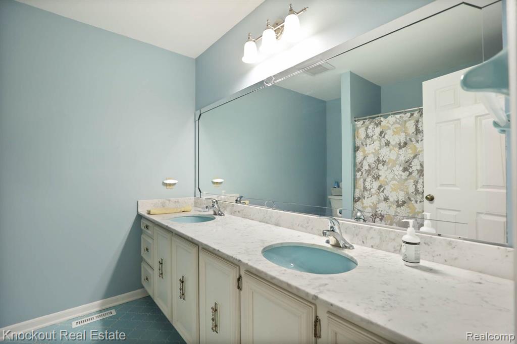 9350 OAKMONT Drive, Grand Blanc, MI 48439 — Photo 38