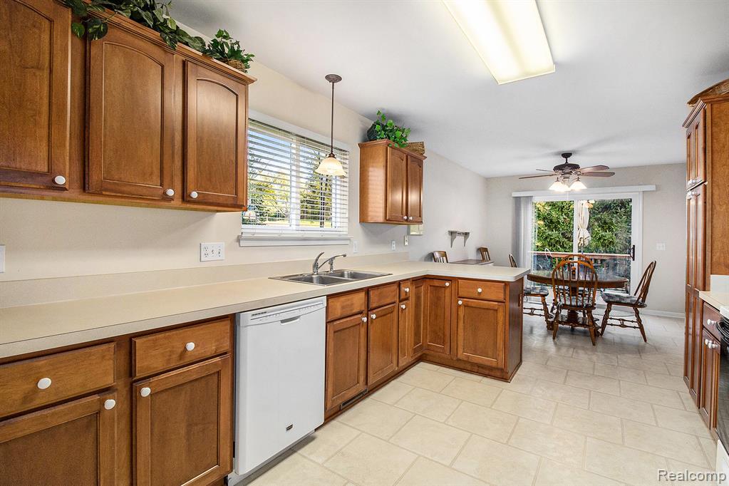 9771 Tioga Trail, Pinckney, MI 48169 — Photo 10